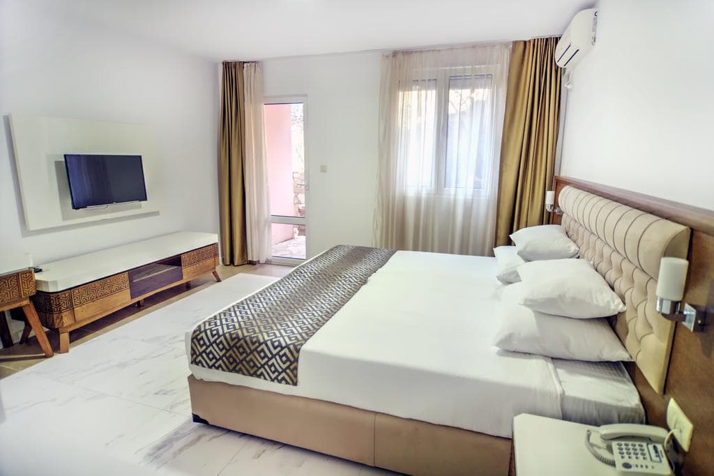 HOTEL Adrovic 4*